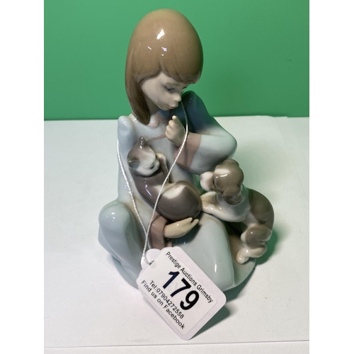 179 - LLADRO 5640 GIRL WITH CAT & DOG (CAT NAP)