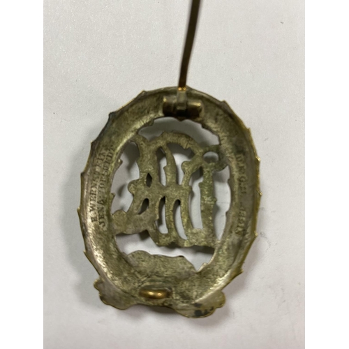 42 - WW2 DRL SPORTS BADGE WITH H. WEENSTIEN & JENA LUBSTREDT ON THE BACK