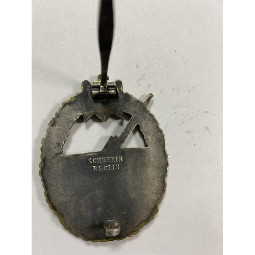 43 - WW2 GERMAN COASTAL ARTILLARY BADGE WITH SCHWERIN BERLIN ON BACK