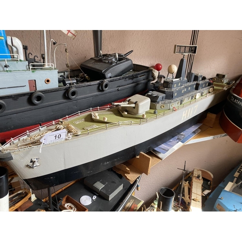 10 - MOTORIZED HMS BELFAST LENGTH 116CM WIDTH 15CM