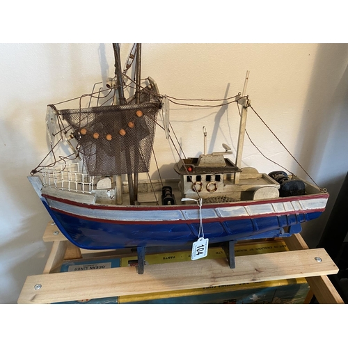 104 - STATIC TRAWLER LENGTH 42CM WIDTH 13CM