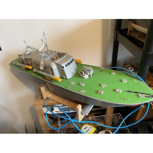 107 - MOTORIZED MOTOR TORPEDO BOAT LENGTH 97CM WIDTH 25CM