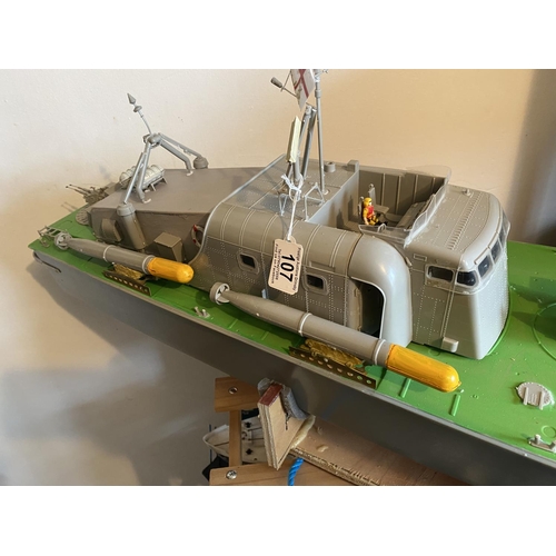 107 - MOTORIZED MOTOR TORPEDO BOAT LENGTH 97CM WIDTH 25CM