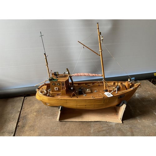 120 - MOTORIZED TRAWLER LENGTH 53CM WIDTH 15CM