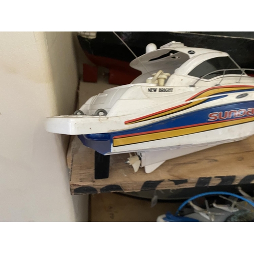 167 - MOTORIZED PLASTIC PLEASURE BOAT LENGTH 50CM WIDTH 14CM