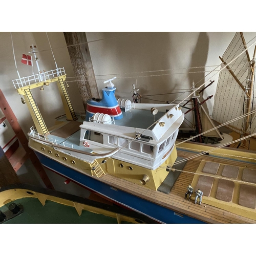 182 - MOTORIZED BEAM TRAWLER LENGTH 95CM WIDTH 19CM