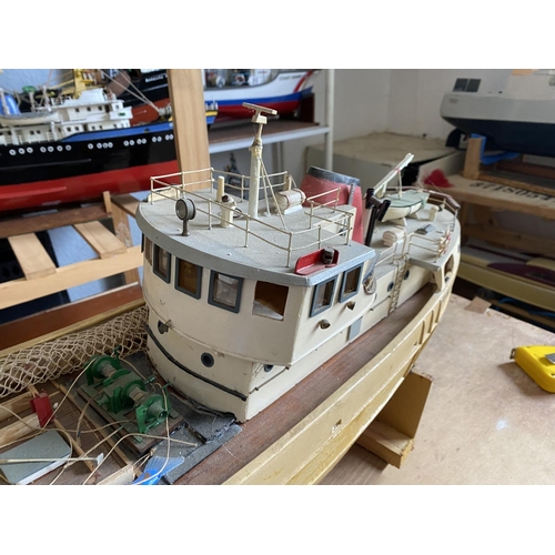 219 - MOTORIZED TRAWLER 