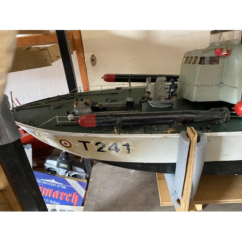 270 - MOTORIZED TORPEDO BOAT LENGTH 92CM WIDTH 27CM