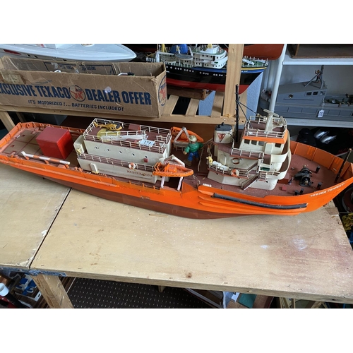 277 - MOTORIZED OIL RIG RESCUE BOAT (HEAVY) LENGTH 116CM WIDTH 22CM