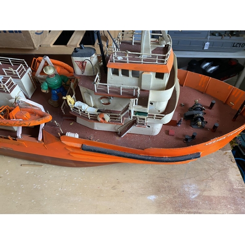 277 - MOTORIZED OIL RIG RESCUE BOAT (HEAVY) LENGTH 116CM WIDTH 22CM