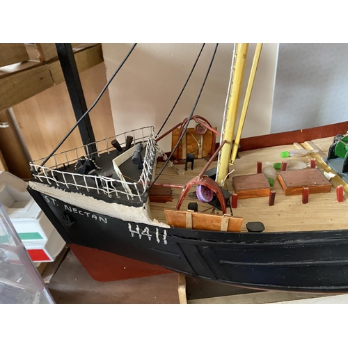 281 - MOTORIZED HOMEMADE TRAWLER A/F LENGTH 70CM WIDTH 22CM