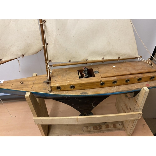 284 - STATIC SAILING BOAT LENGTH 88CM WIDTH 19CM