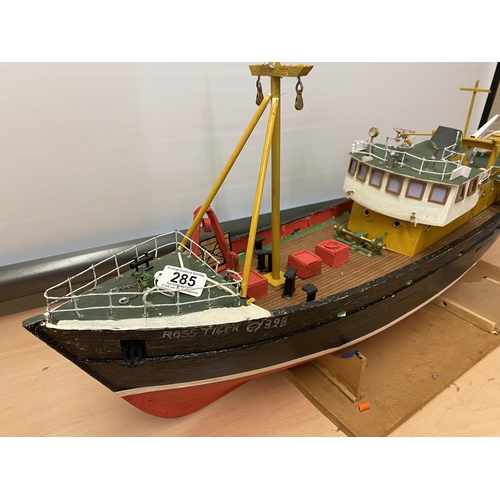 285 - MOTORIZED GRIMSBY TRAWLER 