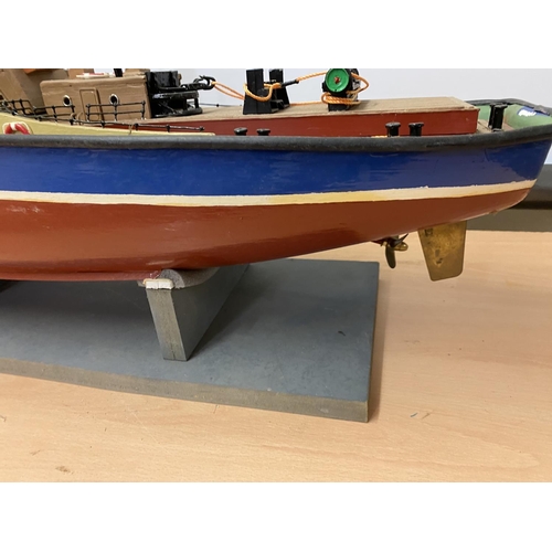 299 - MOTORIZED BOAT GOOD CONSTRUCTION LENGTH 76CM WIDTH 23CM