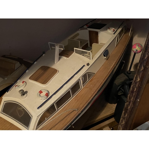 38 - MOTOR CRUISER LENGTH 84CM WIDTH 27CM