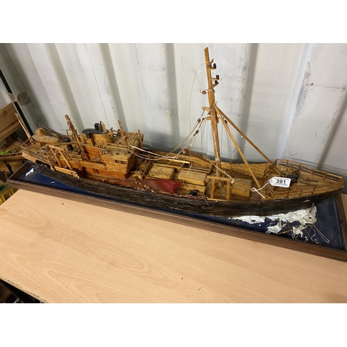 391 - STATIC FISHING VESSEL WOODEN CONSTRUCTION LENGTH 89CM WIDTH 18CM