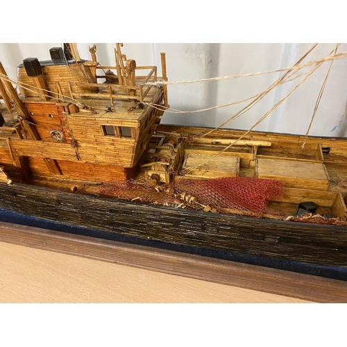 391 - STATIC FISHING VESSEL WOODEN CONSTRUCTION LENGTH 89CM WIDTH 18CM