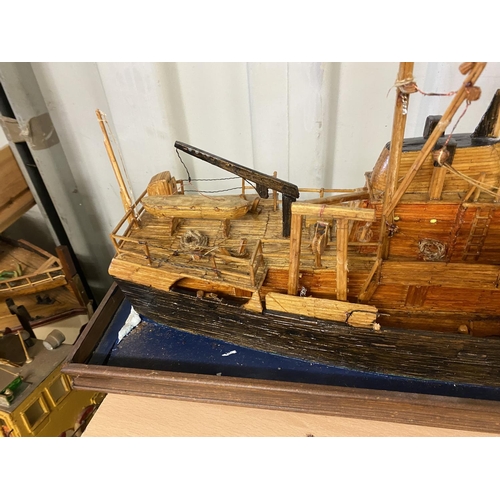 391 - STATIC FISHING VESSEL WOODEN CONSTRUCTION LENGTH 89CM WIDTH 18CM