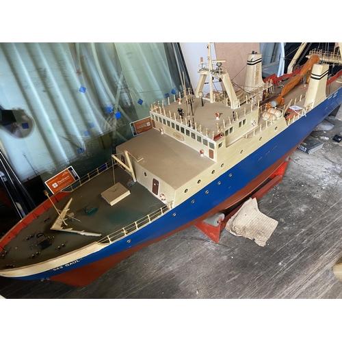 397 - HULL TRAWLER WORKING MODEL LENGTH 156CM WIDTH 32CM