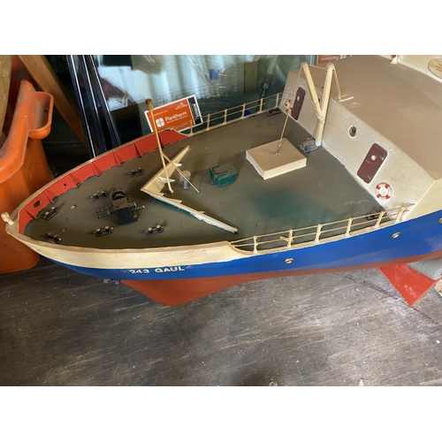 397 - HULL TRAWLER WORKING MODEL LENGTH 156CM WIDTH 32CM