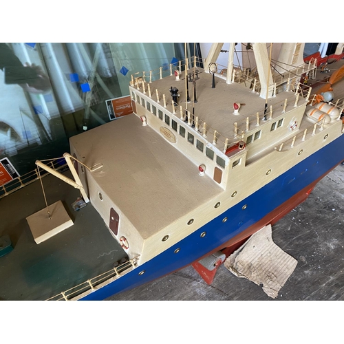 397 - HULL TRAWLER WORKING MODEL LENGTH 156CM WIDTH 32CM