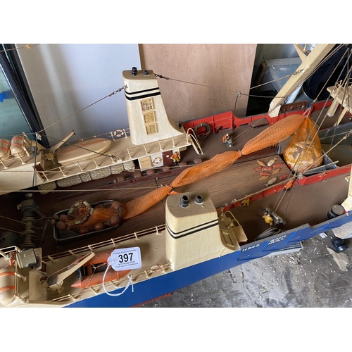 397 - HULL TRAWLER WORKING MODEL LENGTH 156CM WIDTH 32CM