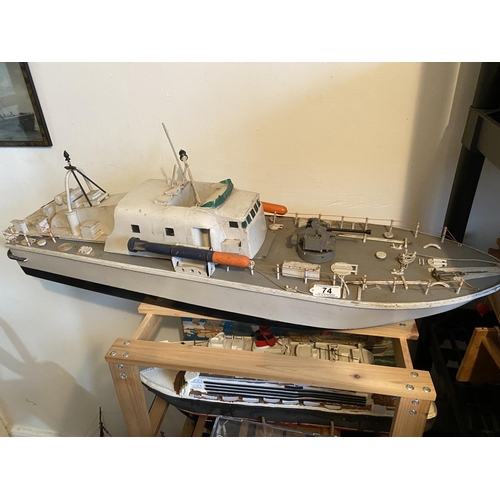 74 - MOTORIZED MOTOR TORPEDO BOAT LENGTH 95CM WIDTH 25CM