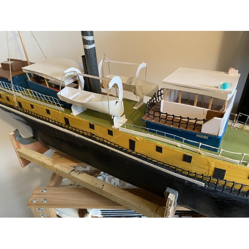 85 - MOTORIZED WOODEN CONSTRUCTION BOAT LENGTH 86CM WIDTH 15CM