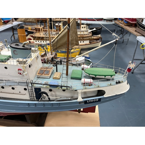 401 - TRAWLER LT402MST GEORGE MOTORIZED 145CM LONG 28CM WIDE