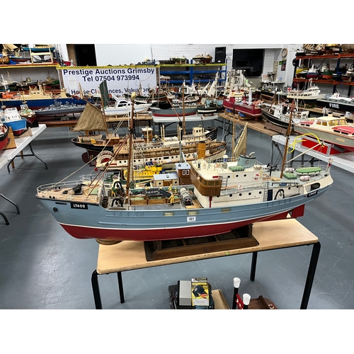 401 - TRAWLER LT402MST GEORGE MOTORIZED 145CM LONG 28CM WIDE