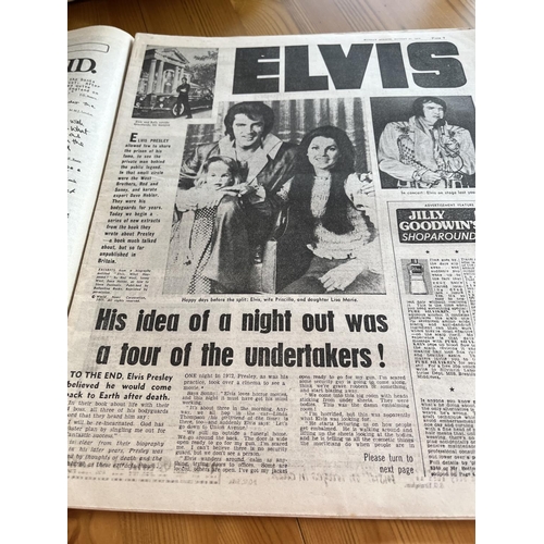 340 - Original 1977 Sunday mirror elvis & ginger newspaper complete