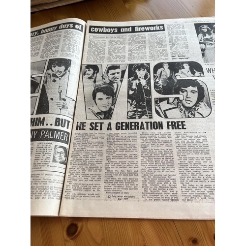 340 - Original 1977 Sunday mirror elvis & ginger newspaper complete