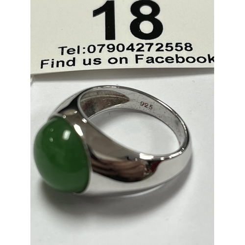 18 - CHUNKY STERLING SILVER TV CHANNEL RING WITH A GREEN STONE SIZE N