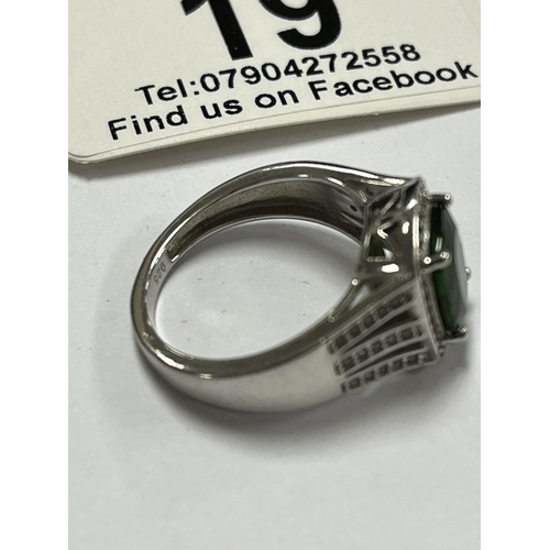 19 - STERLING SILVER TV CHANNEL GREEN STONE RING SIZE N