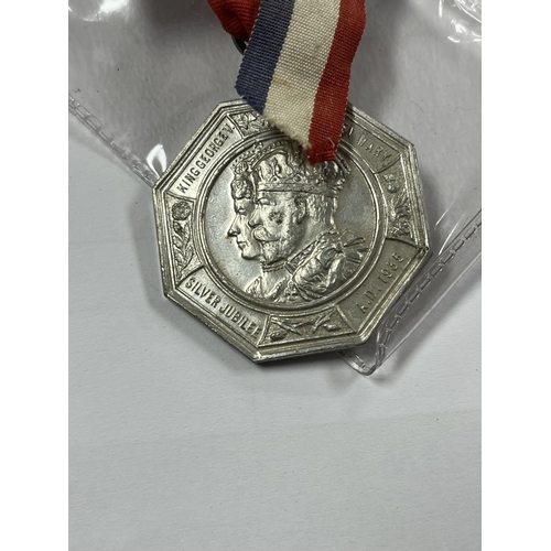 140 - 1935 KING GEORGE V QUEEN MARY SILVER JUBILEE AWARD PENDANT