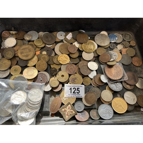 125 - TRAY OF ASSORTED TOKENS & COINS ETC