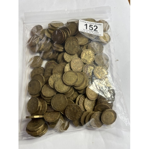 152 - 1KG OF UNSORTED MIXED DATES BRASS 3D COINS