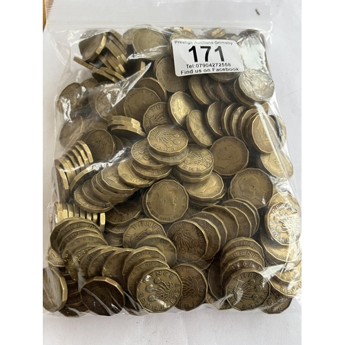 171 - 1.9KG OF UNSORTED BRASS 3D COINS