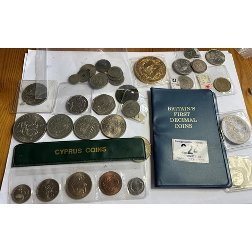 224 - ASSORTED COLLECTABLE COINAGE INCLUDES 2 SILVER HALF DOLLARS