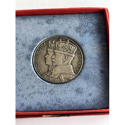 31 - 1935 SILVER GEORGE V JUBILEE COIN IN A BOX