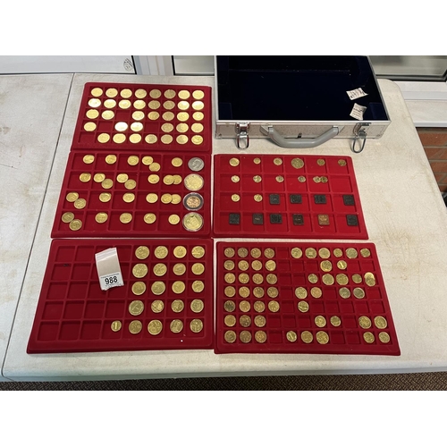 988 - 5 X TRAYS OF COIN COLLECTABLES IN A CASE