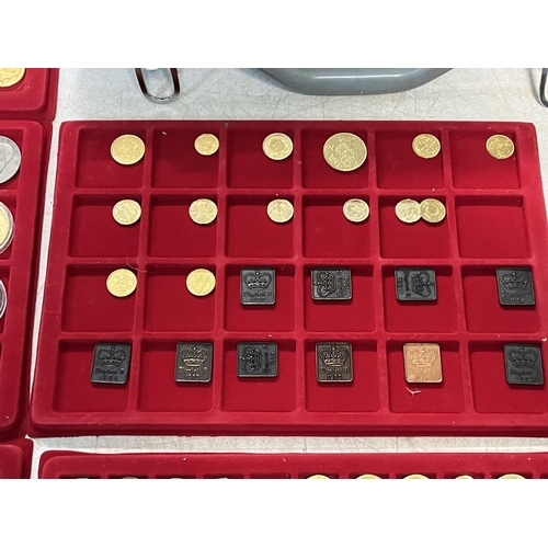 988 - 5 X TRAYS OF COIN COLLECTABLES IN A CASE