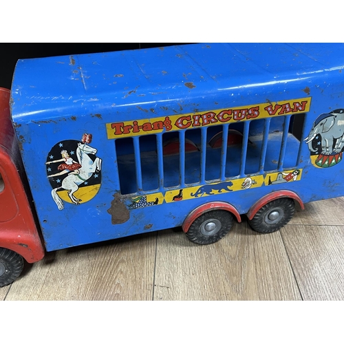 9 - TRIANG CIRCUS VAN