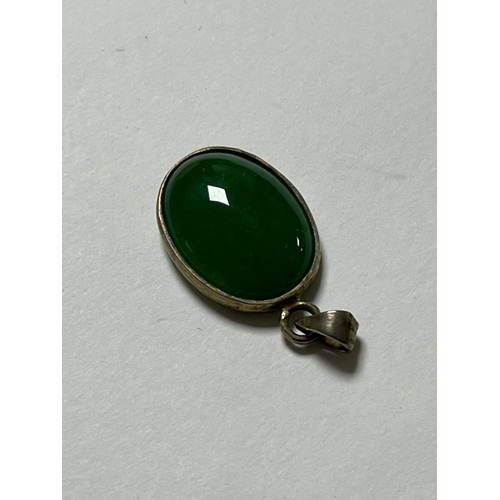 12 - STUNNING VINTAGE ASIAN 18CT WHITE GOLD & JADE PENDANT TOTAL WEIGHT 3.89 GRAMS