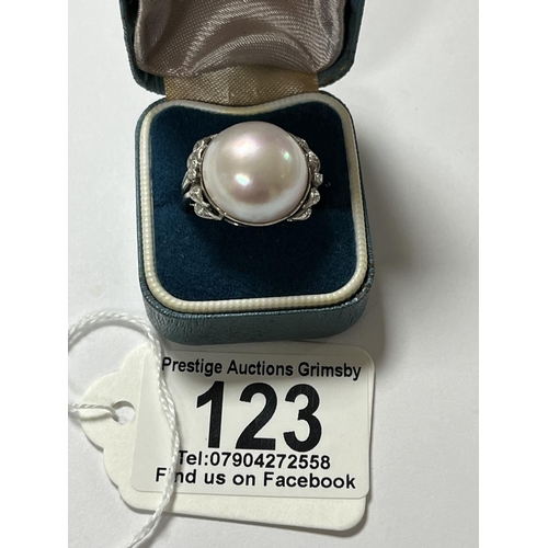 123 - MAYBE PEARL & DIAMOND RING IN WHITE METAL SIZE K 7.78 GRAMS TOTAL WEIGHT