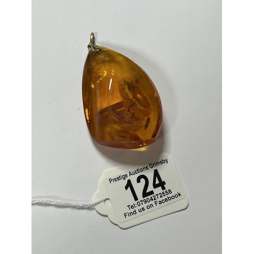 124 - VINTAGE OVERSIZED AMBER PENDANT WTH 9CT GOLD HOLDER UNUSUAL TO SEE THIS SIZE WITH A 1960’S/70’S LOOK... 