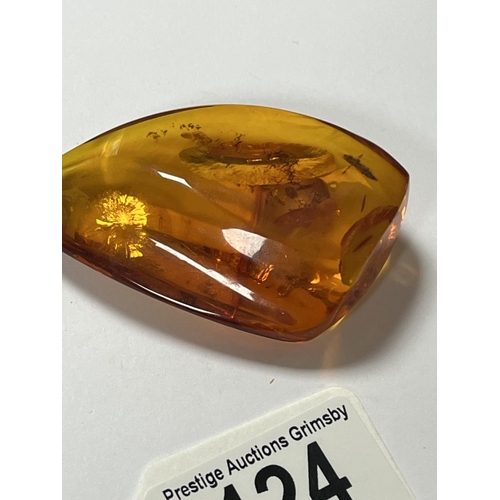 124 - VINTAGE OVERSIZED AMBER PENDANT WTH 9CT GOLD HOLDER UNUSUAL TO SEE THIS SIZE WITH A 1960’S/70’S LOOK... 