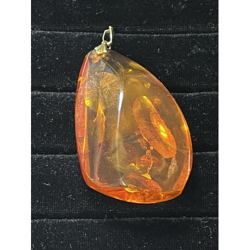 124 - VINTAGE OVERSIZED AMBER PENDANT WTH 9CT GOLD HOLDER UNUSUAL TO SEE THIS SIZE WITH A 1960’S/70’S LOOK... 