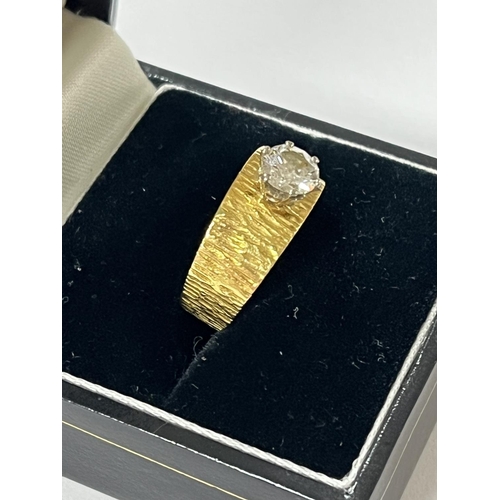 206 - 1970’S 18CT GOLD & SINGLE DIAMOND RING SIZE J 6.2 GRAMS THIS HAS A NICE SIZED DIAMOND