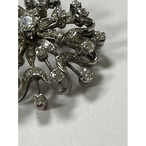 208 - STUNNING 18CT WHITE GOLD DIAMOND SNOWFLAKE BROOCH WITH 65 DIAMONDS RANGING FROM A NICE SIZE IN THE C... 